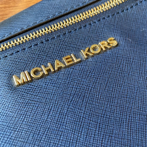 Authentic Michael Kors wristlet - Navy Blue - USED in great condition - Picture 7 of 8